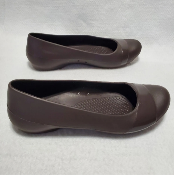 🆕Crocs | Gianna Flats in Brown Womens Size 8 Slip On Shoes Comfort Rubber Shoes - Picture 2 of 8